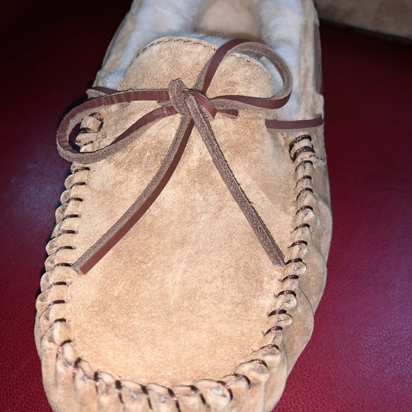 Size 6 BRAND NEW UGG SLIPPERS - Picture 3 of 4